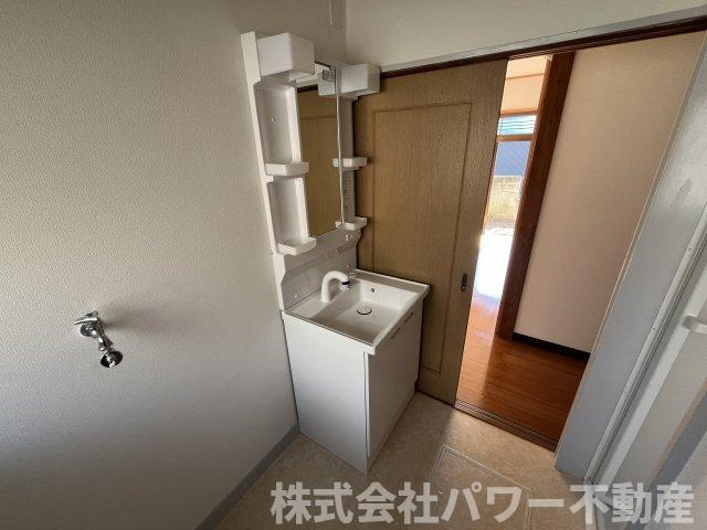 身支度を整える洗面台はこちら。