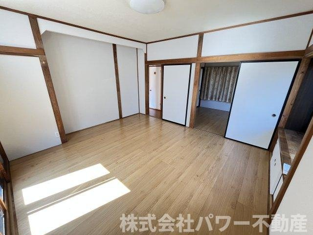 白×木目の室内。