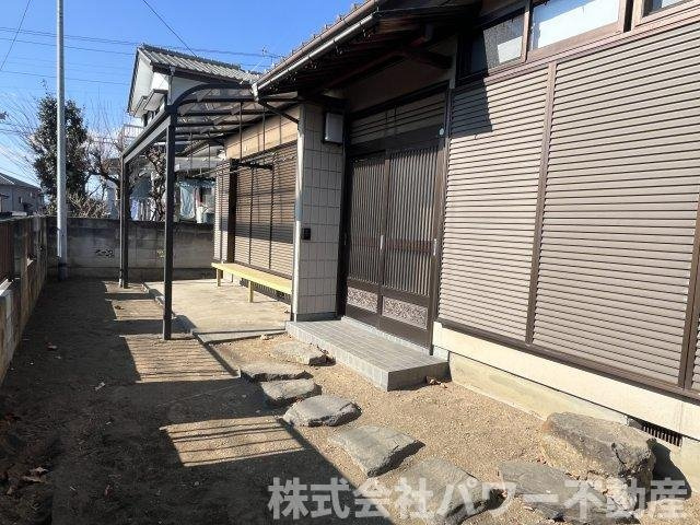 南向きで日当たりの良い玄関周りです。