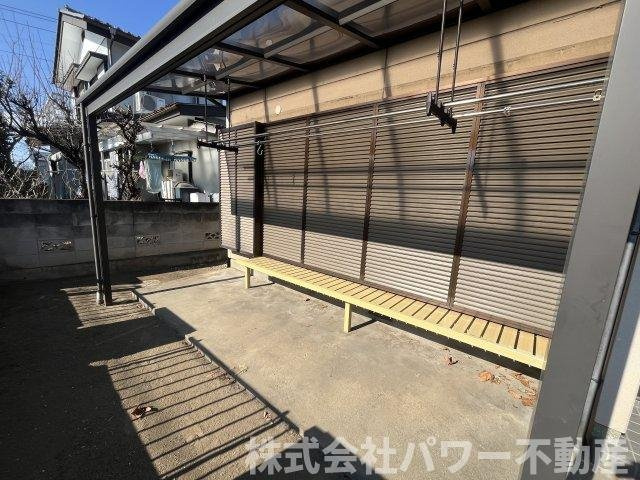 曇り空でも安心な、屋根付きの外干しスペース。