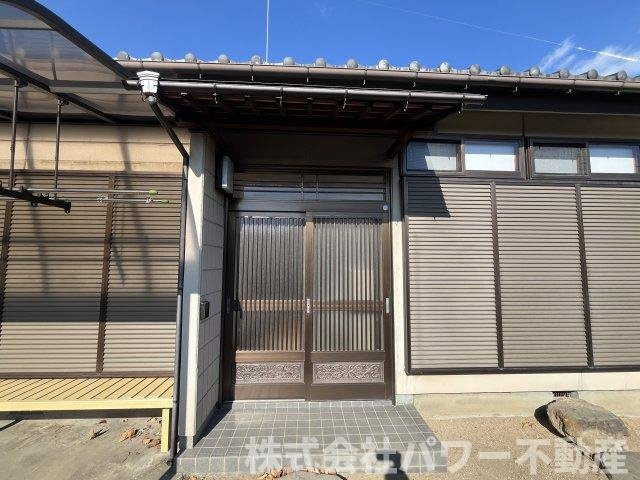 落ち着いた雰囲気の、引き戸の玄関です。