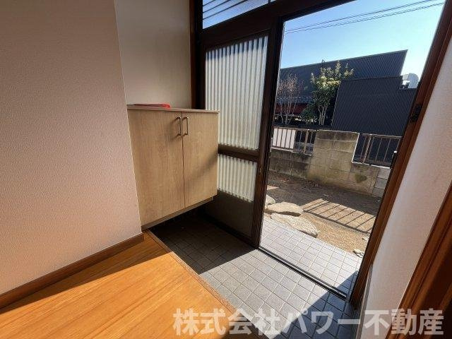 明るい日差しが差し込む玄関。