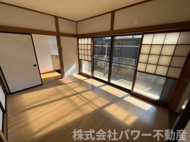どこか和風の雰囲気を残した洋室です。