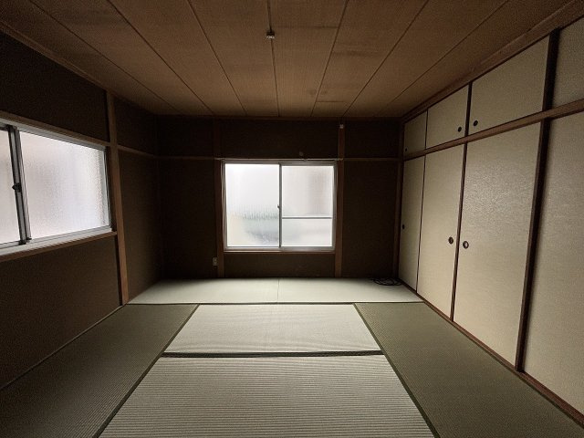 2階8帖和室です。　大きな押入があります。　こちらからバルコニーへ出られます。