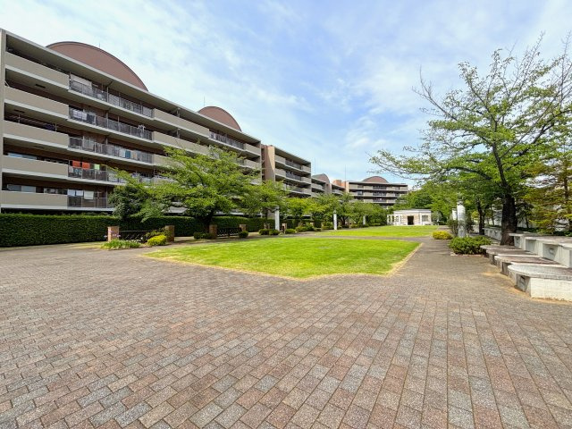 敷地内の中庭はお子様の遊び場スペースとしても安心です　春は桜が咲きお花見もできます