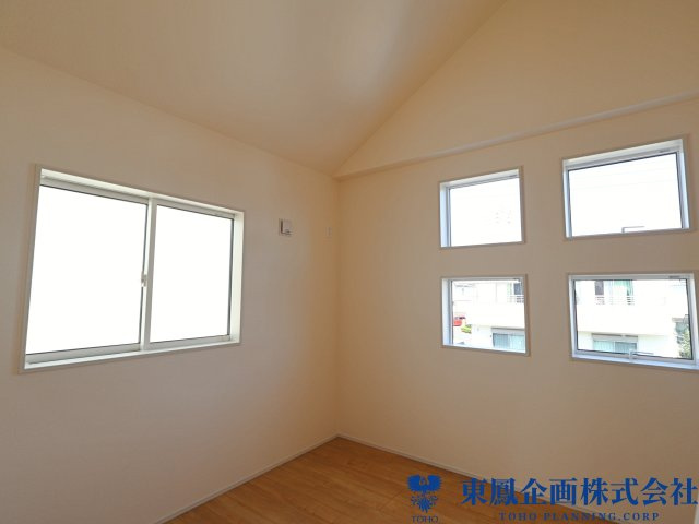 ＜4.7帖＞　たくさんの窓からの採光が明るいお部屋