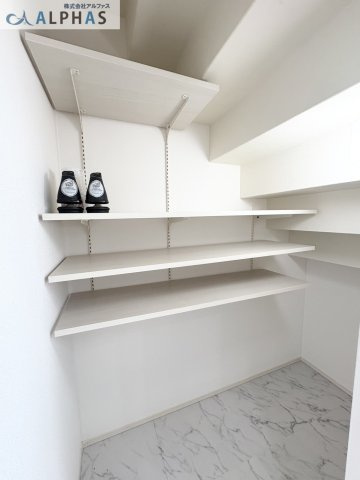 ■キッチンのストックルームです。食材や飲み物のストックの他、調理器具や食器、調味料など収納できます♪