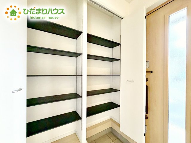 広々とした玄関スペース♪たくさんの靴を収納できる下駄箱もございます。