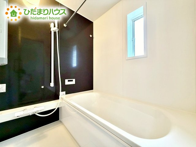 浴室には窓があり、換気が良好です。リラックスできるバスタイムを楽しむことができ、心地よい空間を提供します。