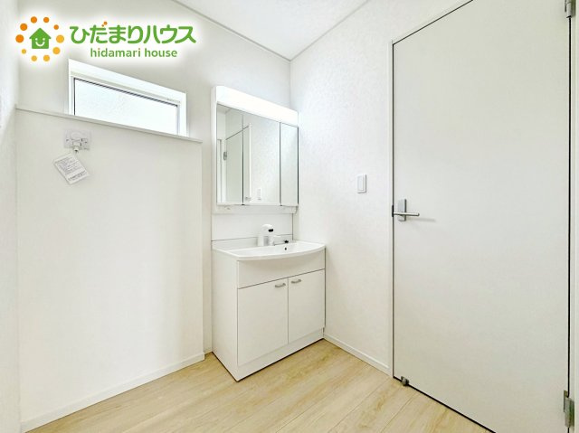 三面鏡は自分では見えにくいところまで見ることができるので、身だしなみを整える際などにはとても便利です(*^^*)