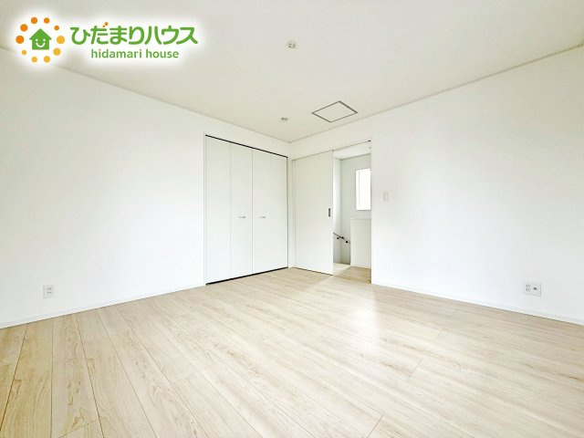 ゆとりのあるクローゼットが付いているので、お部屋もスッキリ片付き、朝の身支度もスムーズにできます。バルコニーと繋がるお部屋ですのでお布団などの大きな洗濯物もそのまま干して便利♪
