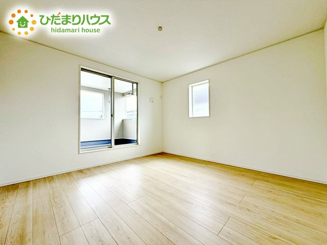 バルコニーに面していて、たっぷり光りの入る明るい主寝室です！