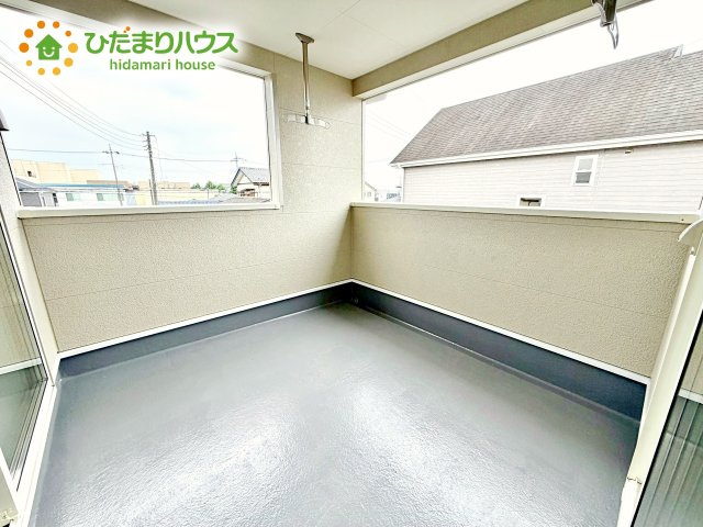 バルコニーに面しているので干したフワフワのお洗濯物はそのままお部屋にすっきり収納♪