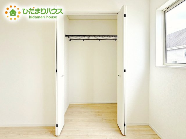 衣類も小物もまとめて収納できます！しまう場所に迷わず、毎日の身支度がスムーズになるクローゼットが備わっております。