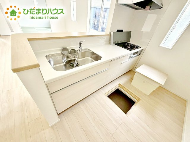 シンプルなシステムキッチン♪広々としていてお料理をするのにも十分な広さがあります！お子様とお菓子作りをしたり、新しいお料理に挑戦したり毎日の家事が楽しくなりそうです！