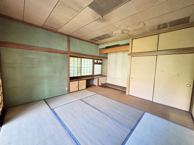 趣ある床の間と障子が印象的な和室。和の落ち着いた雰囲気が広がり、来客用やくつろぎの空間として最適です。窓からは柔らかな光が差し込み、心安らぐ時間を演出。収納も備えられており、使い勝手の良い空間です。