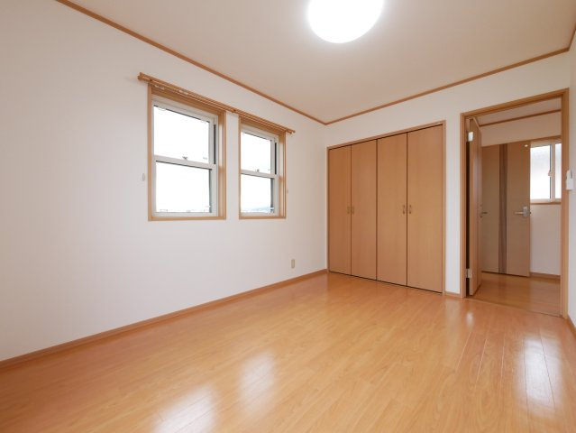 2階　洋室　6帖　西側のお部屋　バルコニーへのアクセスが可能