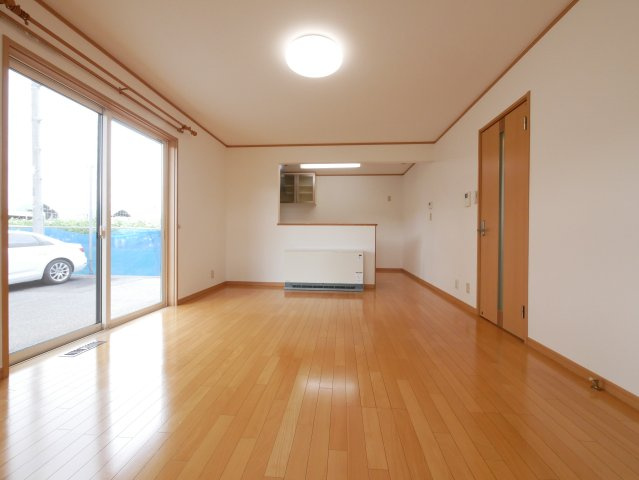 大きな掃き出し窓でとても明るいリビングです。