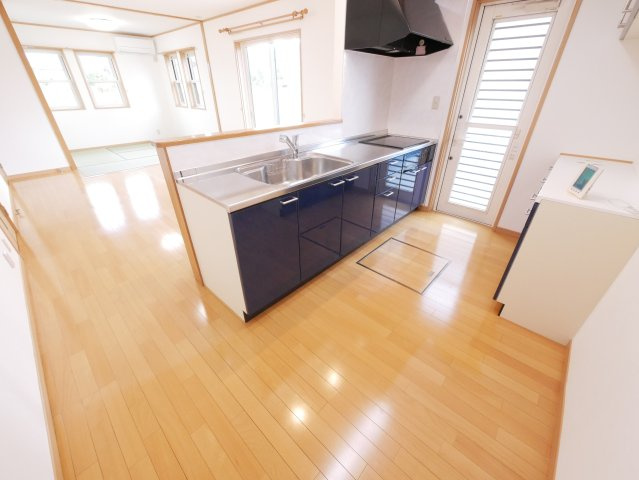 便利なカウンターキッチン　お勝手口・背面吊戸棚付き