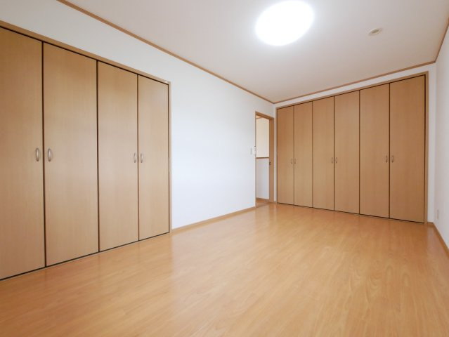 2階　洋室　7.5帖　主寝室に　収納二箇所あり
