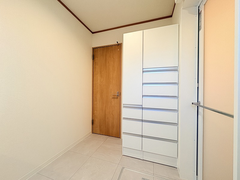 着替えやお掃除用品もスッキリ片付く収納も設置済み。