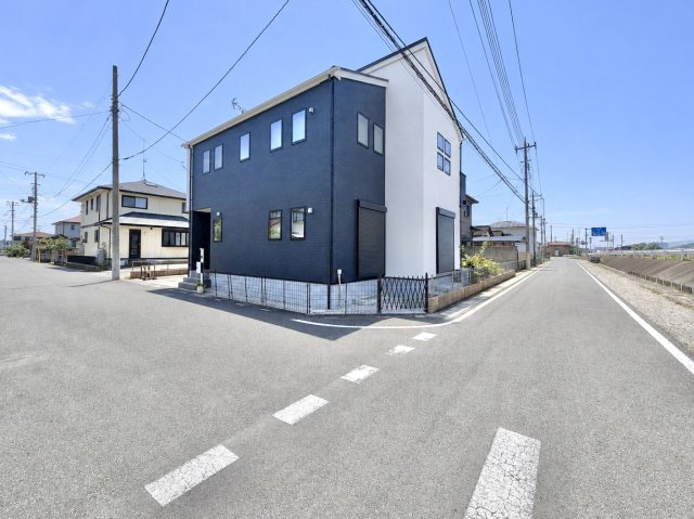 ■外観｜角地に位置しているため開放感があり、日当たりや風通しも良好で、快適な生活環境が整っています♪