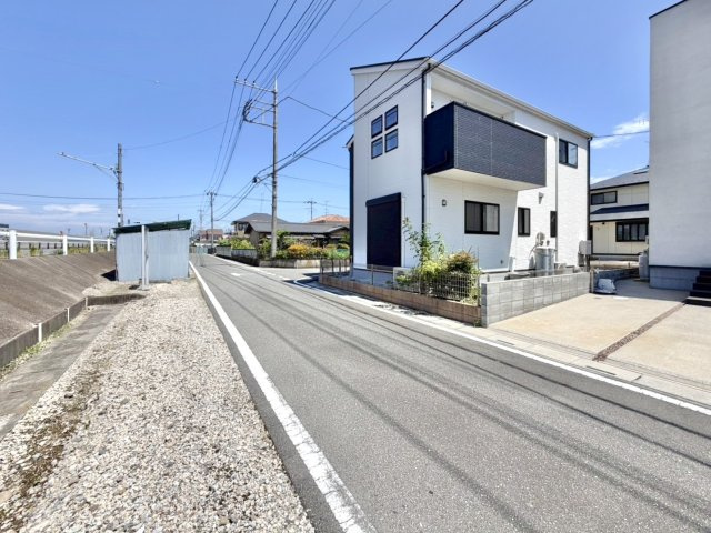 ■外観｜住宅街の中でも圧迫感が少なく、のびのびとした暮らしが叶う立地となっています。周囲の見渡しが良く、車の出入りの際も安全確認がしやすいため、小さなお子様がいるご家庭でも安心です♪
