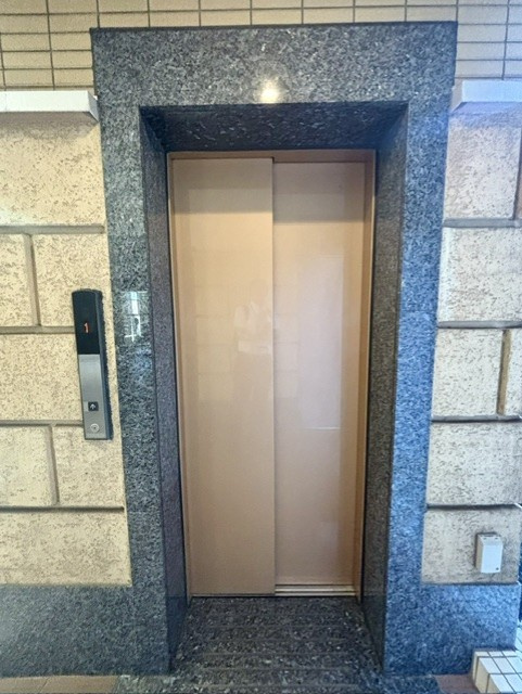 エレベーターは9人乗1基（トランク付）です。2026年7月撮影