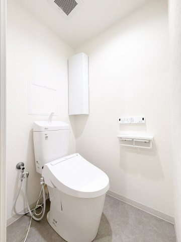 トイレ交換済。節水式のトイレです