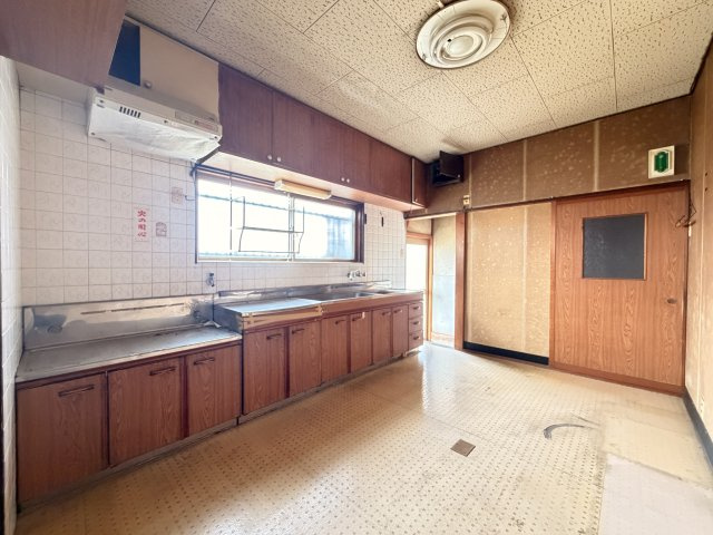 収納がたくさんあるキッチンダイニング　勝手口あり