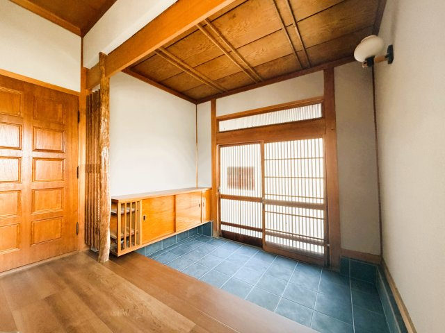 玄関すっきり下駄箱付です