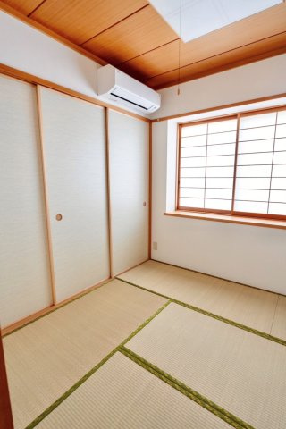 窓からの採光が心地よい和室です。自然光が室内に広がり、明るく開放感のある空間を演出します。朝の目覚めも気持ちよく、日常を快適に支えてくれる居室です。