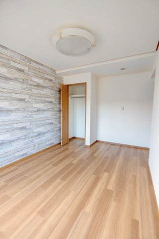 ライフスタイルに合わせて柔軟に使える洋室。寝室としてはもちろん、書斎やワークスペース、趣味の部屋としても活躍します。シンプルな間取りで家具配置がしやすく、使い勝手の良さが魅力です。