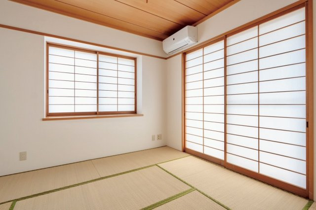 落ち着いた雰囲気の和室は、畳のやさしい質感が心地よく、くつろぎの時間を演出します。来客用や寝室、在宅ワークスペースなど多目的に活用できる空間です。