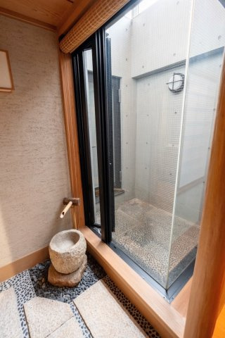 Ｂ1階です。地下一階に吹き抜けを設けた、明るさと開放感のある住まい。書院造風の和室が日常に和の趣を添え、静かで落ち着いた時間を演出します。