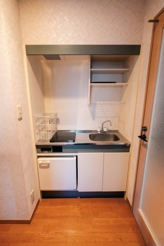 1階キッチンです。事務所利用を想定したコンパクトキッチン。来客対応や簡単な給湯に適した配置で、執務スペースを圧迫せず空間を有効活用できます。業務の合間にも使いやすい、実用性重視の設計です。
