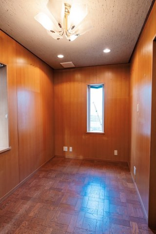 1階洋室です。ほどよく独立性のある空間で、集中したい時間や一人の時間を大切にしたい方に適した居室。限られた広さだからこそ、落ち着いて過ごせる居心地の良さがあります。