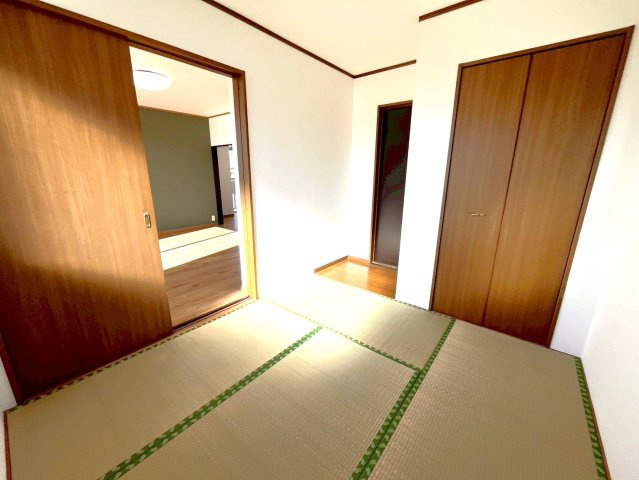 リビング横の和室です。リビングを通過しなくても玄関側の廊下からも出入りできるので、ご両親の独立したお部屋としても使えます＾＾