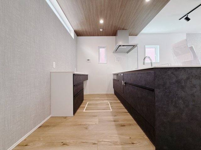 ■キッチン｜ワークトップの幅が広く、お子様といっしょにお料理をつくったり、ちょっとしたパーティーも楽しめます。フラットなのでお掃除がしやすいのもポイントです♪