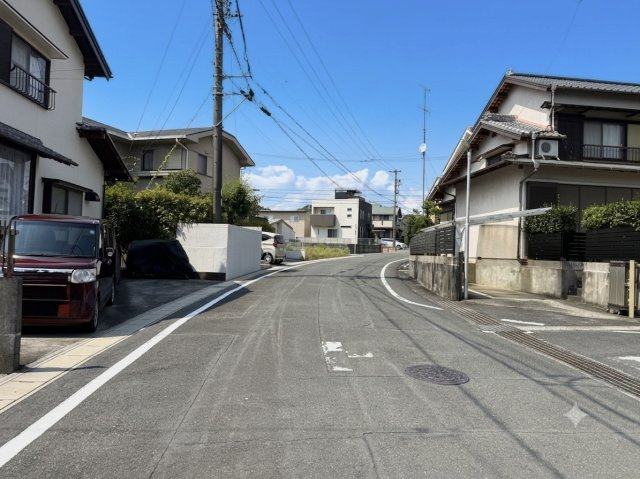 メインの通りから中に入った場所になるのでほとんど車通りが無く、小さなお子様がいても安心です。　