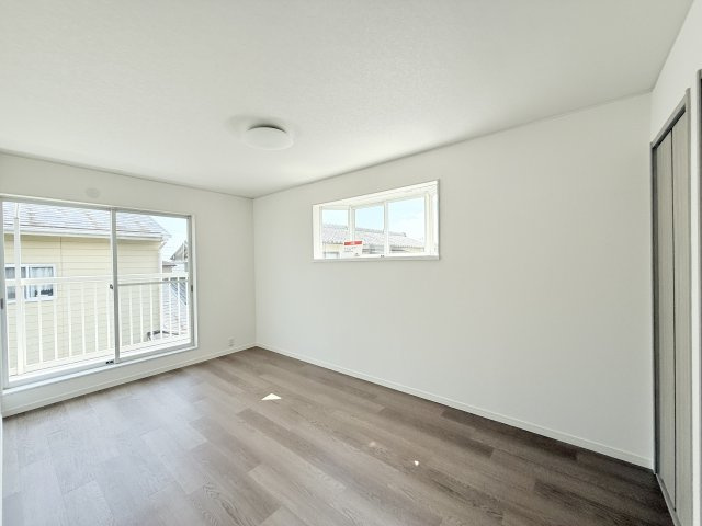 7.5畳の主寝室はダブルベッドを置いてもゆとりの広さです！　