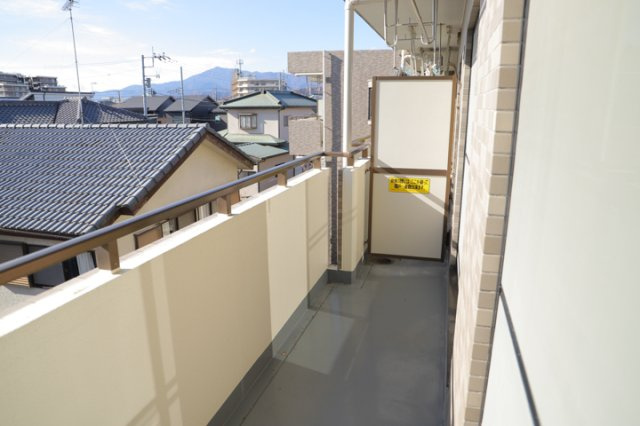 バルコニーは、室外の専用スペースのうち、「屋根がなく開放された空間」であるものを指します。ベランダより広いタイプのものが多く、日当たりもよいため家庭菜園などを楽しみたい人にとって適した環境となります。