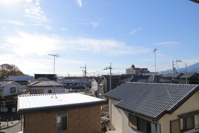 眺望の良さを楽しめるダイニングキッチンで家族団らんの時間を過ごしてはいかがでしょうか。バルコニーから見える景色を家族で眺める時間は、時間が経つのを忘れてしまいそうですね。是非、現地を見に行きましょう！