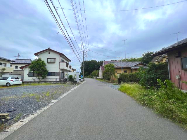 前面道路は幅員約5mとゆとりがあり、車の出し入れや対向車とのすれ違いもスムーズ。運転が苦手な方でも安心して駐車していただけます。