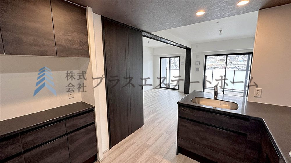 建具とキッチン・カップボードと同色で統一感があるお部屋です♪