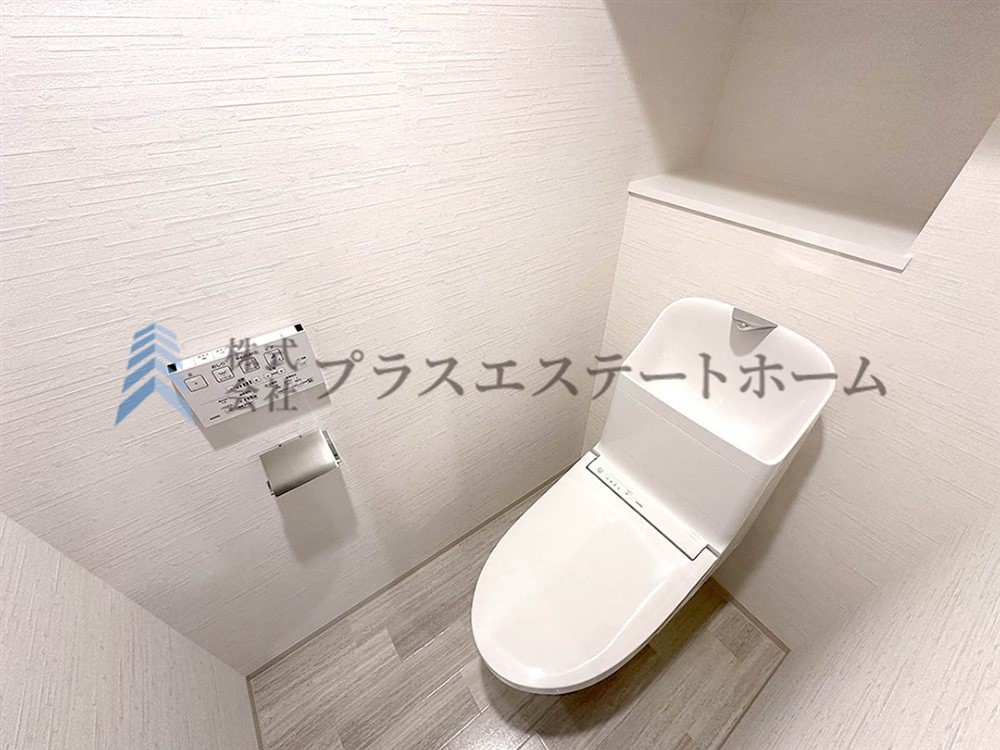 温水洗浄便座付きで、通年快適に利用できます。棚があるのでペーパー類や掃除用具等をすっきり収納できます