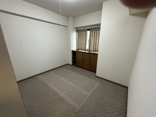 洋室のメリットは重い家具が置きやすく、身の回りが整理しやすいことです。　床がフローリングのため畳とは異なり凹みにくいです。　クローゼットなど収納が豊富で、普段使わない旅行カバンや服の整頓も簡単にです。
