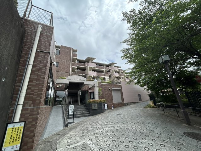 外観はマンション管理がされているかの目安になります。築年数が古いと、壁面は劣化してひび割れが生じることも！建物が古びていても細かいところが修繕されていると、きちんと管理されているなぁと感じるでしょう。