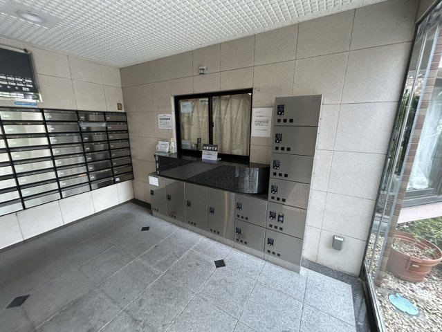 受付はマンションコンシェルジュがいる場合もあれば、管理人が滞在する小部屋を総称して呼ぶことがあります。主にエントランスに設置されていることから、防犯面でも期待ができます。防犯設備がない場合はより安心！