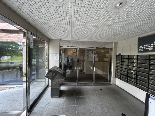 マンションのエントランスには、もともと風よけや防犯の役割がありますが、マンションによって宅配ボックスなどの設備が備わっている所もあります。日々の生活をイメージしながら生活しやすさをチェックしましょう。